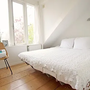 Bed & Breakfast Beautiful 2 Floor Vondelpark Apartment. 